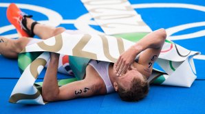 A fost dus cu scaunul cu rotile după ce a câștigat aurul. Ce i s-a întâmplat Campionului olimpic la triatlon (VIDEO)