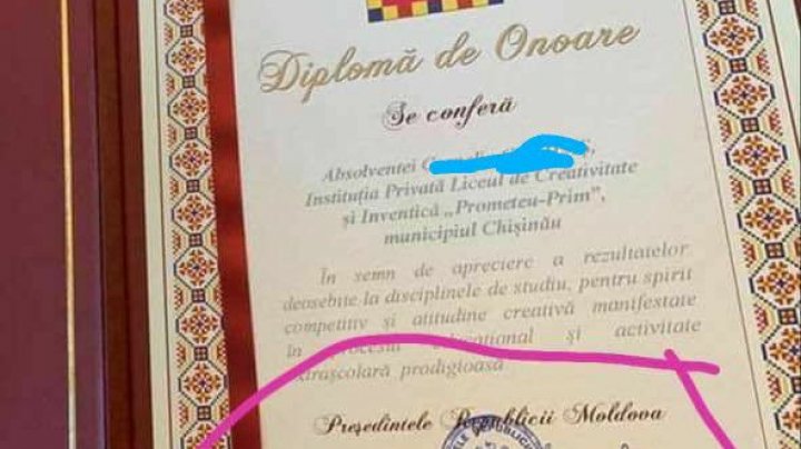 GAFĂ DE PROPORȚII LA PREȘEDINȚIE: Numele lui Igor Dodon a apărut pe una dintre diplomele pe care le-a înmânat Maia Sandu