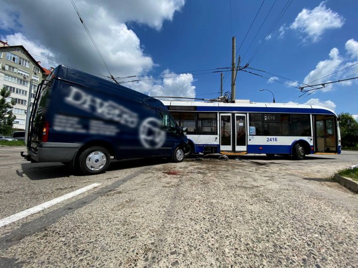 Accident grav în cartierul Telecentru. Un microbuz s-a ciocnit cu un troleibuz (FOTO)