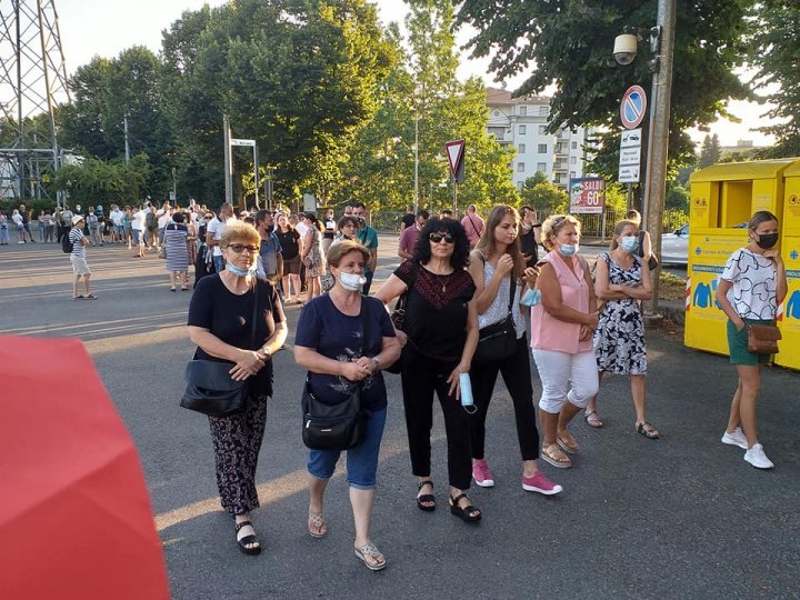 Cozi la secțiile de votare din mai multe orașe europene: "Secția de votare din Dusseldorf. Primii oameni s-au adunat aici încă de aseară" (FOTO)