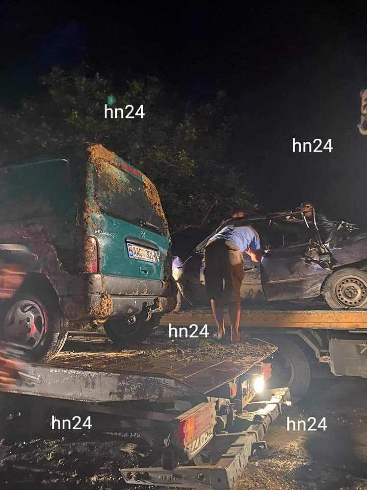 Accident violent la Hînceşti. Două maşini, făcute praf, după ce au căzut într-o groapă pe un drum aflat în reparaţie. Sunt victime (FOTO)