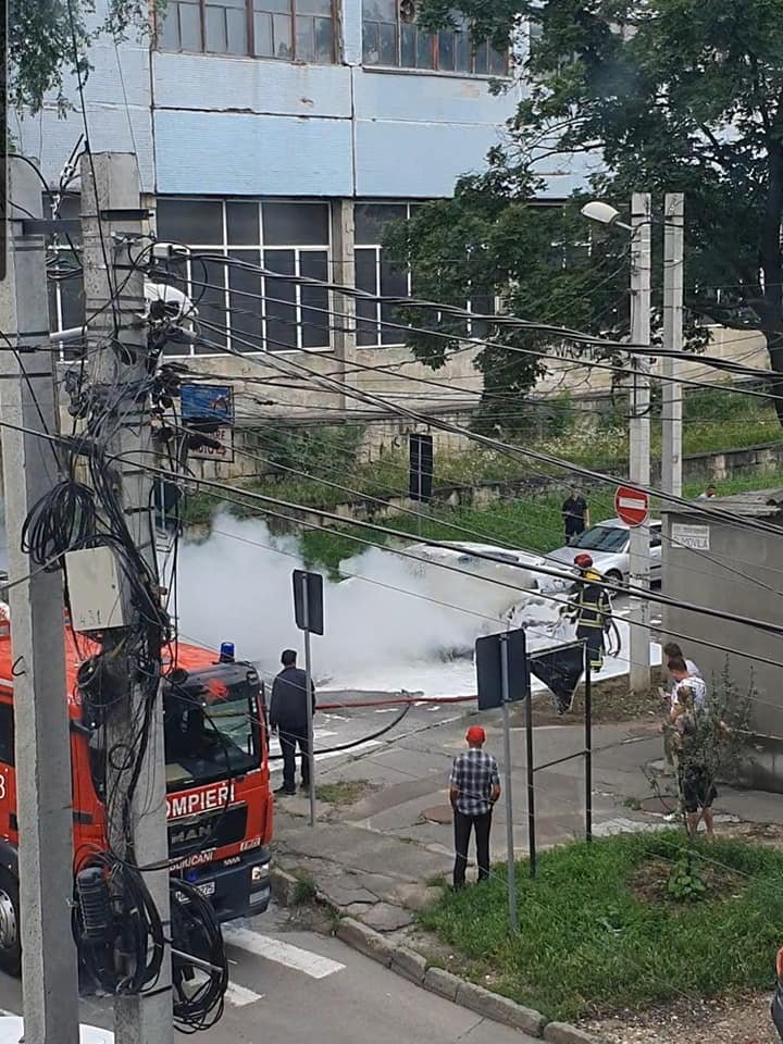 INCENDIU ÎN CAPITALĂ. Două maşini, mistuite de flăcări. Pompierii, la faţa locului (FOTO)