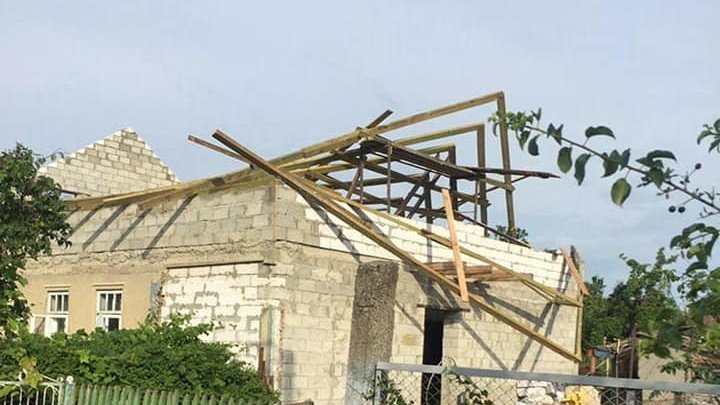 Consecinţele furtunii la Bălţi. O casă a rămas fără acoperiş, iar un gazoduct a fost deteriorat (VIDEO)