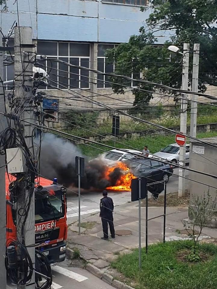 INCENDIU ÎN CAPITALĂ. Două maşini, mistuite de flăcări. Pompierii, la faţa locului (FOTO)