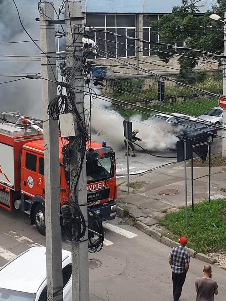 INCENDIU ÎN CAPITALĂ. Două maşini, mistuite de flăcări. Pompierii, la faţa locului (FOTO)