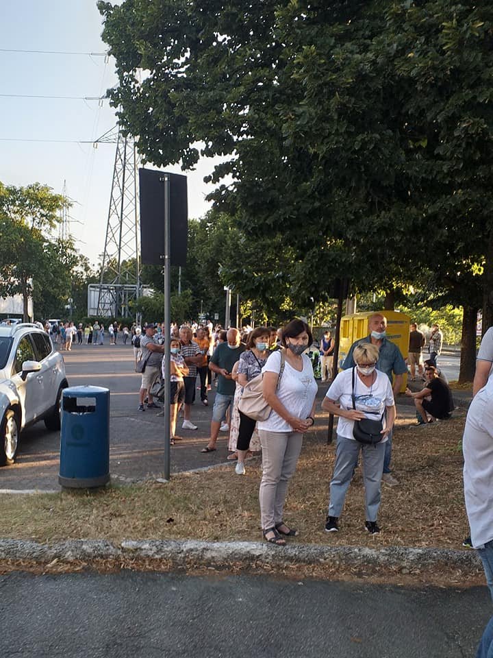 Cozi la secțiile de votare din mai multe orașe europene: "Secția de votare din Dusseldorf. Primii oameni s-au adunat aici încă de aseară" (FOTO)