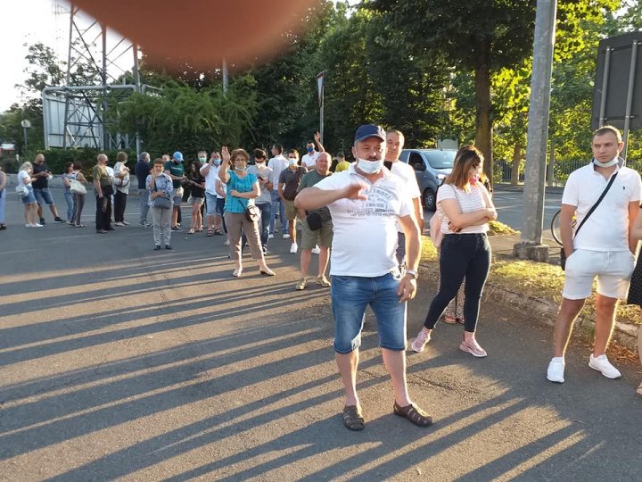 Cozi la secțiile de votare din mai multe orașe europene: "Secția de votare din Dusseldorf. Primii oameni s-au adunat aici încă de aseară" (FOTO)