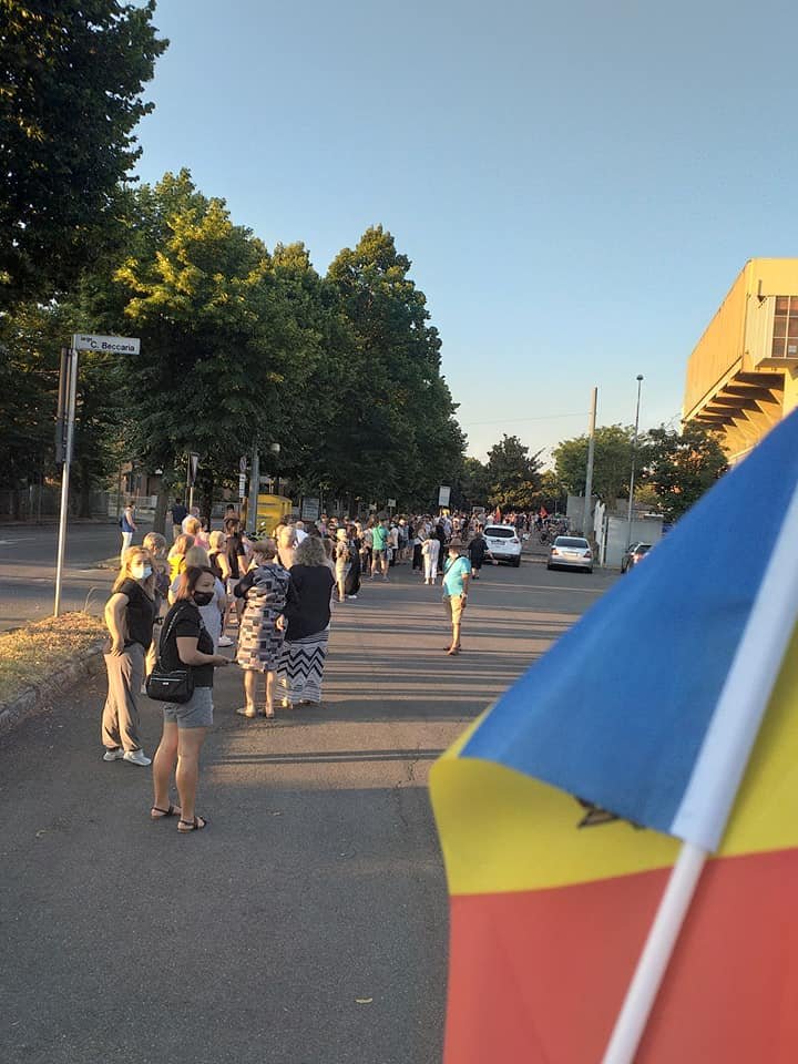 Cozi la secțiile de votare din mai multe orașe europene: "Secția de votare din Dusseldorf. Primii oameni s-au adunat aici încă de aseară" (FOTO)