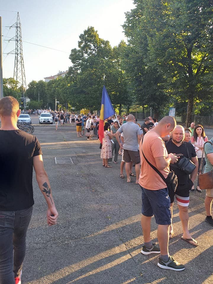 Cozi la secțiile de votare din mai multe orașe europene: "Secția de votare din Dusseldorf. Primii oameni s-au adunat aici încă de aseară" (FOTO)