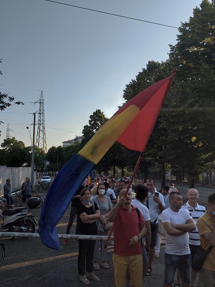 Cozi la secțiile de votare din mai multe orașe europene: "Secția de votare din Dusseldorf. Primii oameni s-au adunat aici încă de aseară" (FOTO)