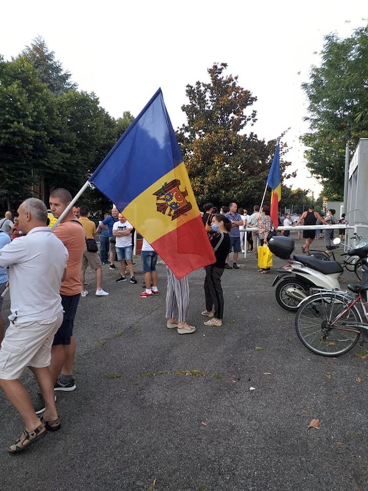 Cozi la secțiile de votare din mai multe orașe europene: "Secția de votare din Dusseldorf. Primii oameni s-au adunat aici încă de aseară" (FOTO)