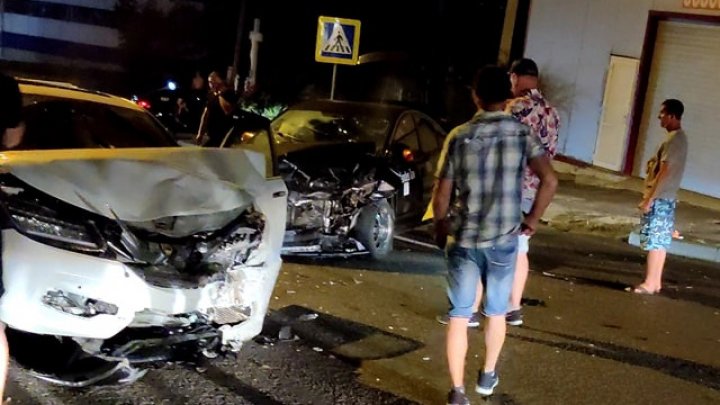 GRAV accident în sectorul Ciocana, cu implicarea unui taxi. Doi oameni au fost răniţi, iar un şofer a fugit de la faţa locului