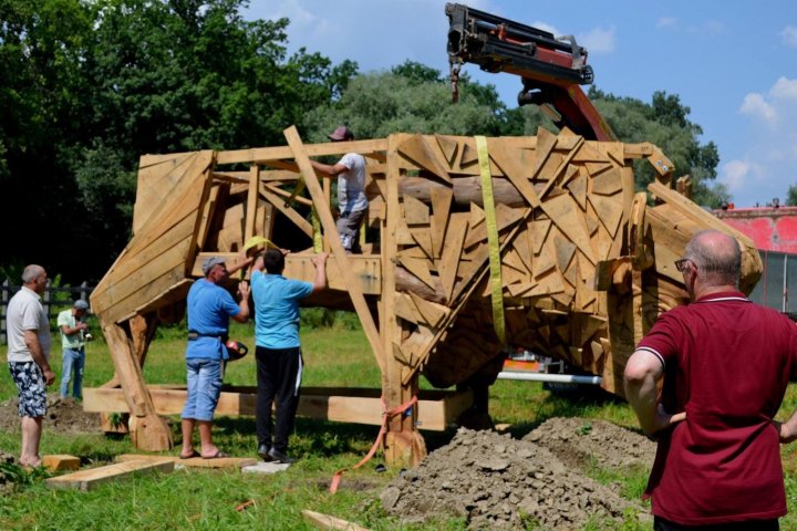 Un zimbru uriaș din lemn, instalat pe teritoriul rezervației naturale „Pădurea Domnească”