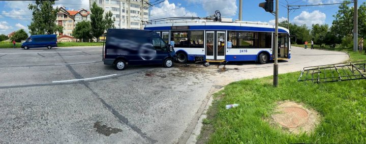 Accident grav în cartierul Telecentru. Un microbuz s-a ciocnit cu un troleibuz (FOTO)