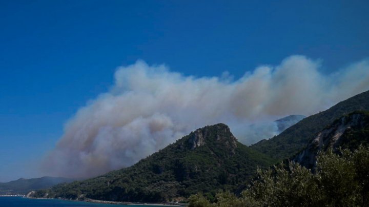 Mai multe hoteluri de pe insula grecească Samos, evacuate din cauza unui incendiu violent