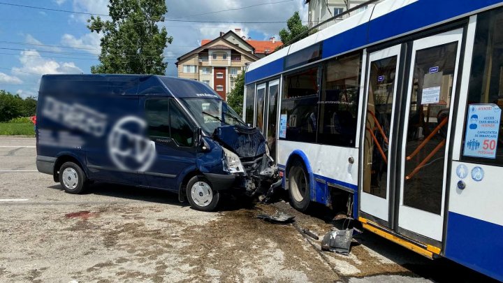 Accident grav în cartierul Telecentru. Un microbuz s-a ciocnit cu un troleibuz (FOTO)