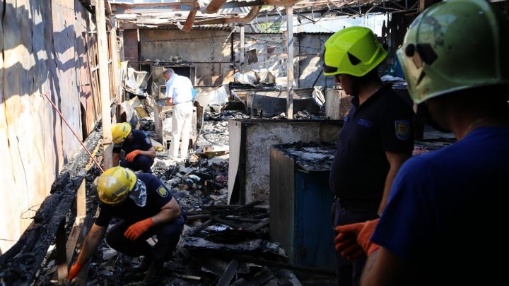  Noi detalii despre incediu de la Piața din Rezina. Peste 60 de gherete, mistuite de flăcări. 