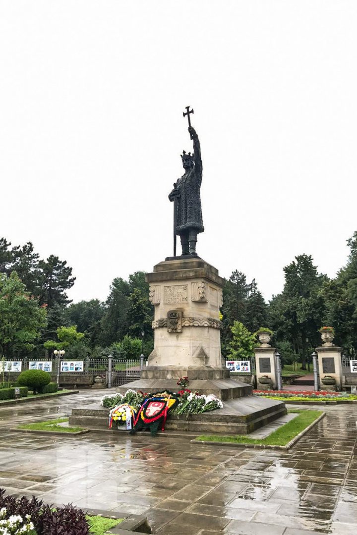 517 ani de la moartea lui Ştefan cel Mare. Oficiali şi politicieni au depus flori la monumentul domnitorului (FOTOREPORT)