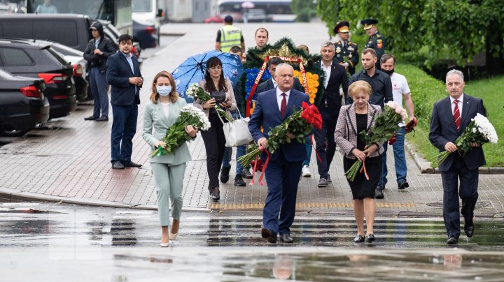 517 ani de la moartea lui Ştefan cel Mare. Oficiali şi politicieni au depus flori la monumentul domnitorului (FOTOREPORT)