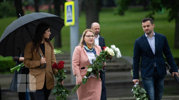 517 ani de la moartea lui Ştefan cel Mare. Oficiali şi politicieni au depus flori la monumentul domnitorului (FOTOREPORT)