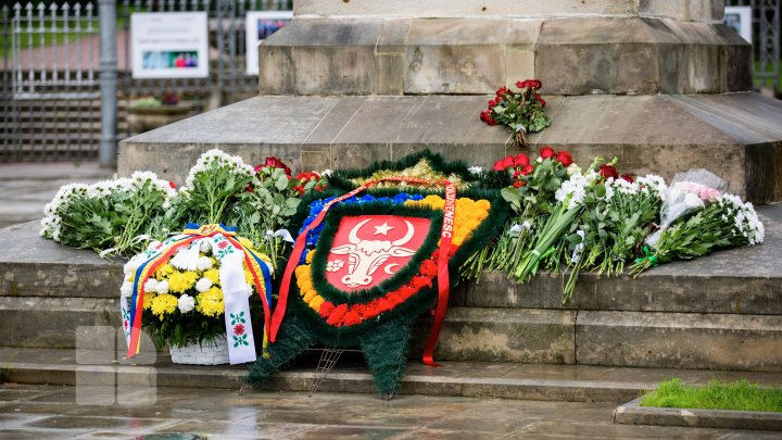 517 ani de la moartea lui Ştefan cel Mare. Oficiali şi politicieni au depus flori la monumentul domnitorului (FOTOREPORT)