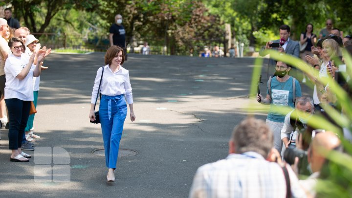 Preşedintele Republicii Moldova, Maia Sandu, a votat. "Dragi oameni, vă rog să vă faceţi timp pentru cel mai important drum, drumul la vot" (FOTO)