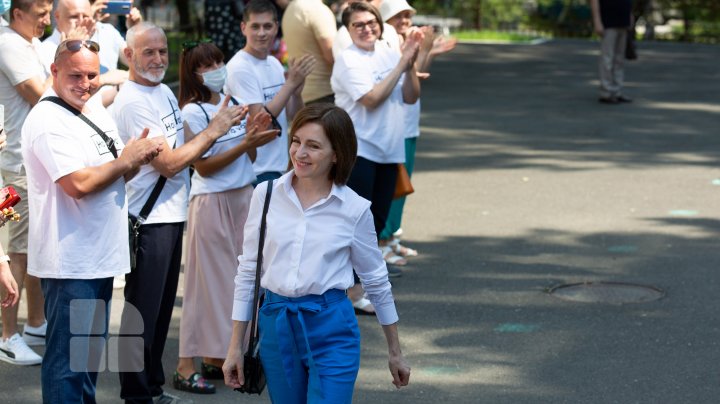 Preşedintele Republicii Moldova, Maia Sandu, a votat. "Dragi oameni, vă rog să vă faceţi timp pentru cel mai important drum, drumul la vot" (FOTO)