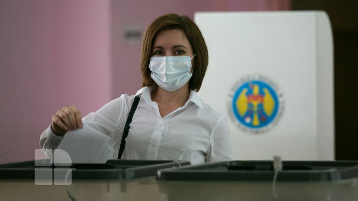 Preşedintele Republicii Moldova, Maia Sandu, a votat. "Dragi oameni, vă rog să vă faceţi timp pentru cel mai important drum, drumul la vot" (FOTO)