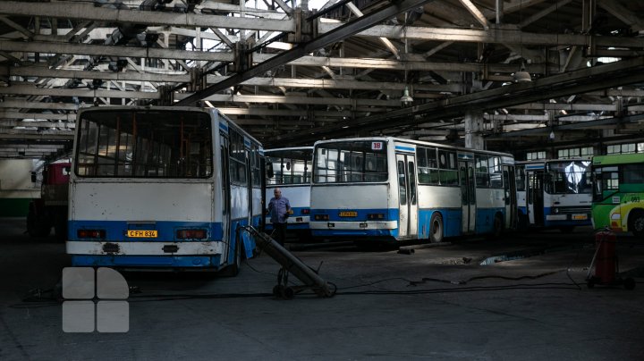 După ani buni de aşteptare, oamenii din suburbii au AUTOBUZE. Ce spun pasagerii (FOTOREPORT)