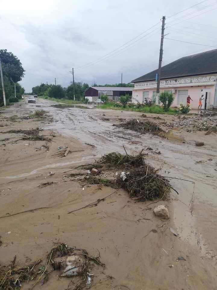 PLOAIA PUTERNICĂ a lăsat fără lumină mai multe localităţi din ţară 