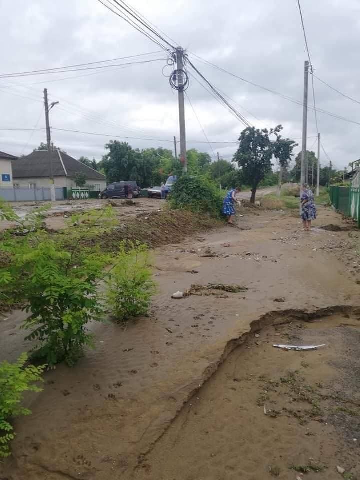 PLOAIA PUTERNICĂ a lăsat fără lumină mai multe localităţi din ţară 