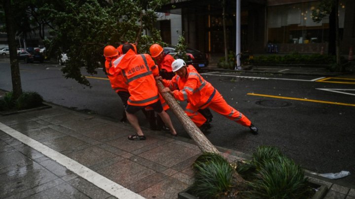 După inundațiile catastrofale, China este lovită și de un taifun masiv