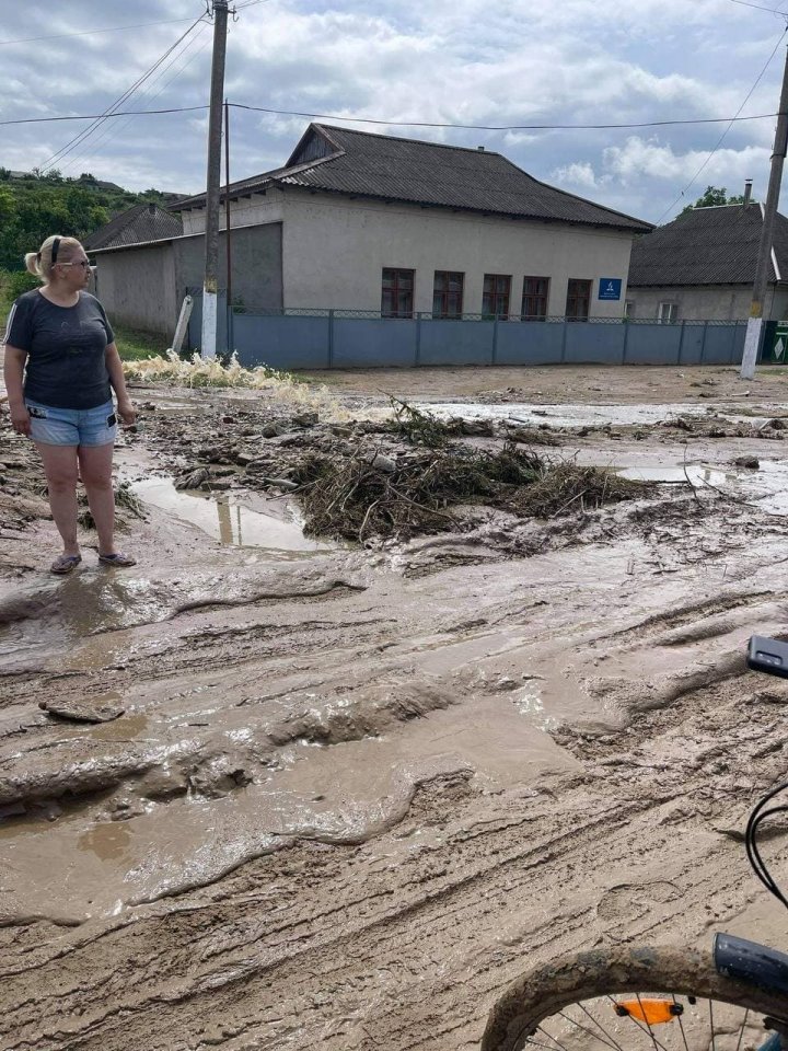 PLOAIA PUTERNICĂ a lăsat fără lumină mai multe localităţi din ţară 