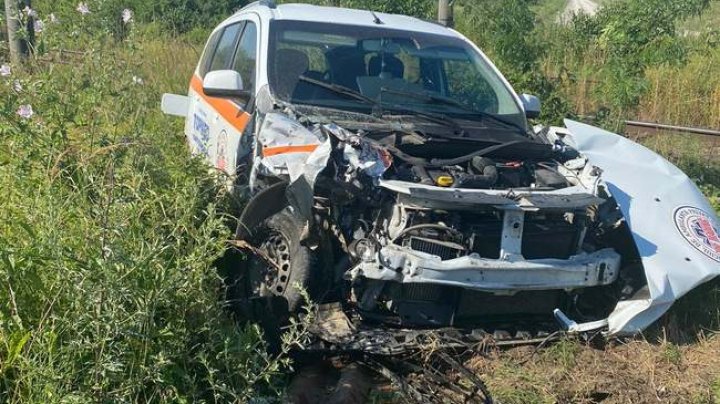 Accident feroviar în România. O ambulanță a fost lovită de un tren cu pasageri (FOTO)