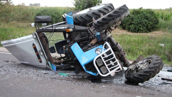 Accident grav pe şoseaua Chișinău-Soroca. La volanul unei maşini era un angajat al poliţiei (FOTO)