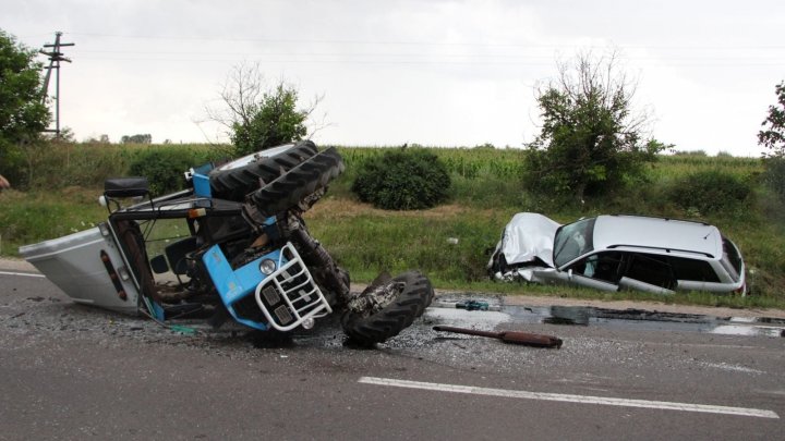 Accident grav pe şoseaua Chișinău-Soroca. La volanul unei maşini era un angajat al poliţiei (FOTO)