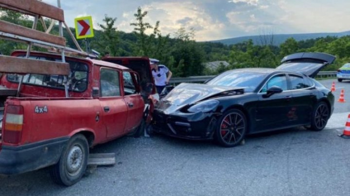 Accident spectaculos: Porsche de 100.000 de euro, făcut praf de o Dacia Papuc