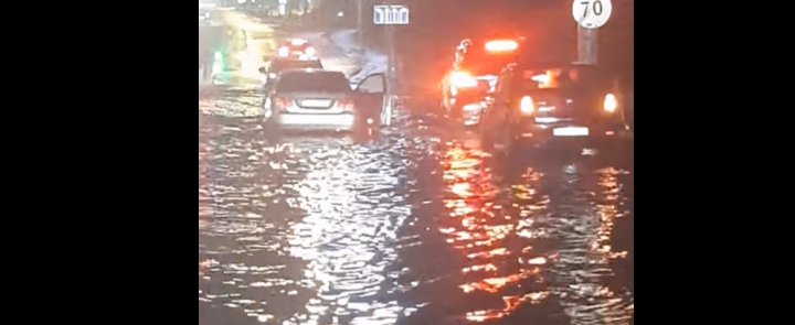 POTOP pe unele străzi din Capitală după ploaia de joi seara. Mașinile au plutit prin apă (VIDEO/FOTO)