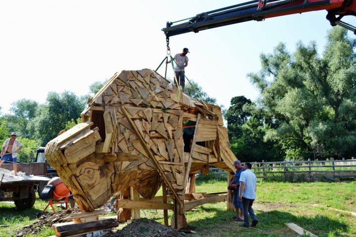 Un zimbru uriaș din lemn, instalat pe teritoriul rezervației naturale „Pădurea Domnească”