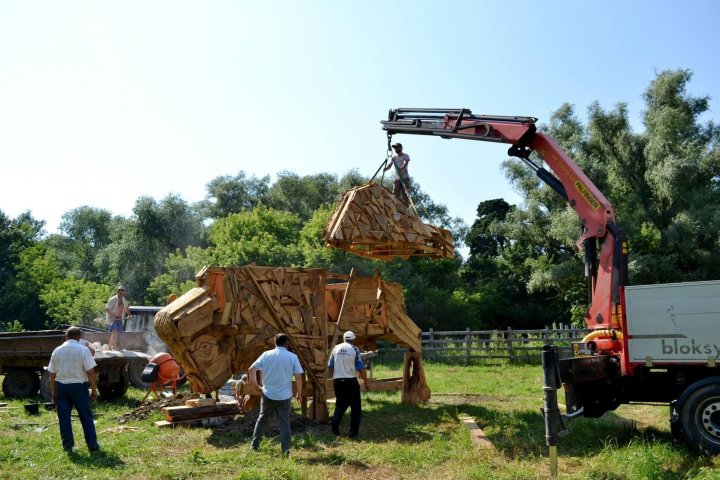 Un zimbru uriaș din lemn, instalat pe teritoriul rezervației naturale „Pădurea Domnească”