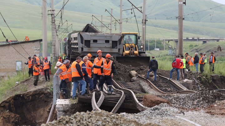 Circulația pe cea mai lungă cale ferată din lume Trans-Siberiană a fost reluată, după ce un pod s-a prăbușit în urma inundațiilor (FOTO)