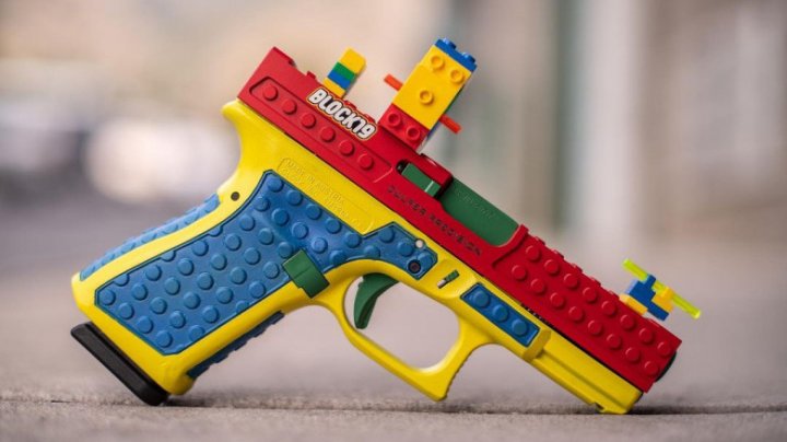 Val de critici. O companie din SUA a produs un pistol adevărat care seamănă cu o jucărie LEGO