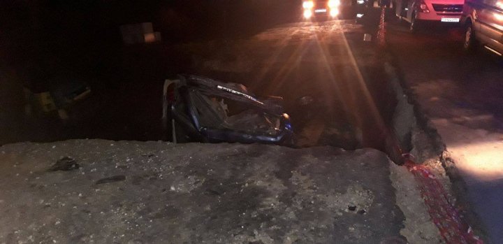 Accident violent la Hînceşti. Două maşini, făcute praf, după ce au căzut într-o groapă pe un drum aflat în reparaţie. Sunt victime (FOTO)