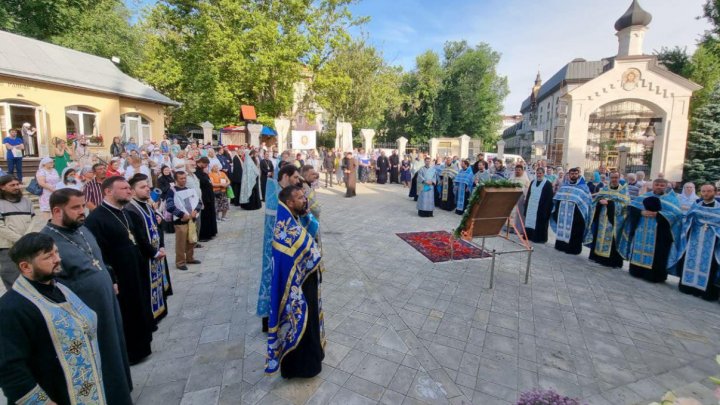 S-au rugat pentru bunăstarea ţării și sănătatea celor dragi. Zeci de enoriaşi au participat la "Drum crucii şi pocăinţei"