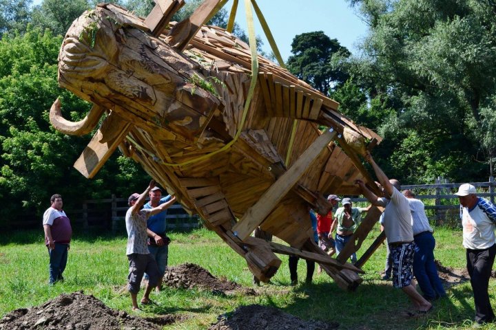 Un zimbru uriaș din lemn, instalat pe teritoriul rezervației naturale „Pădurea Domnească”