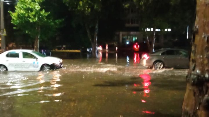 POTOP pe unele străzi din Capitală după ploaia de joi seara. Mașinile au plutit prin apă (VIDEO/FOTO)