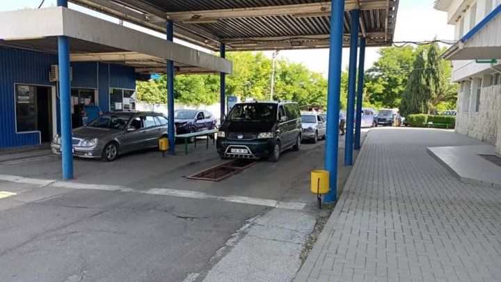 TRAFIC INTENS la frontiera de stat. Sunt COZI DE ZECI DE MAŞINI în mai multe puncte de trecere (FOTO)