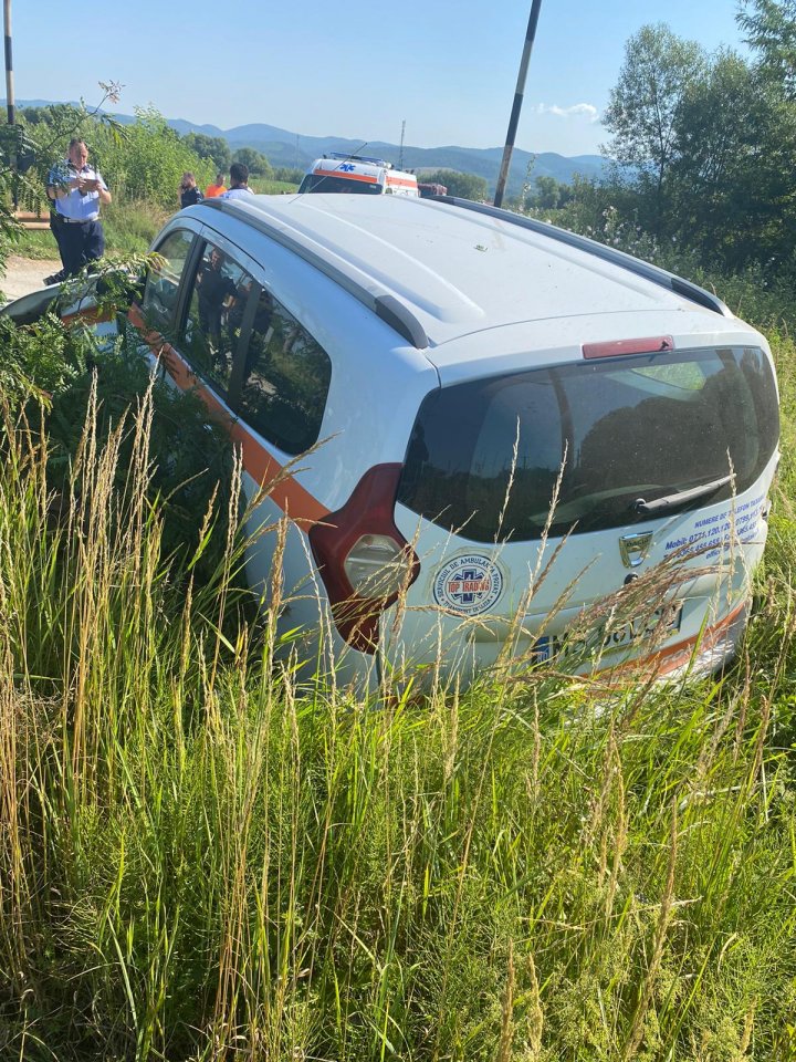 Accident feroviar în România. O ambulanță a fost lovită de un tren cu pasageri (FOTO)