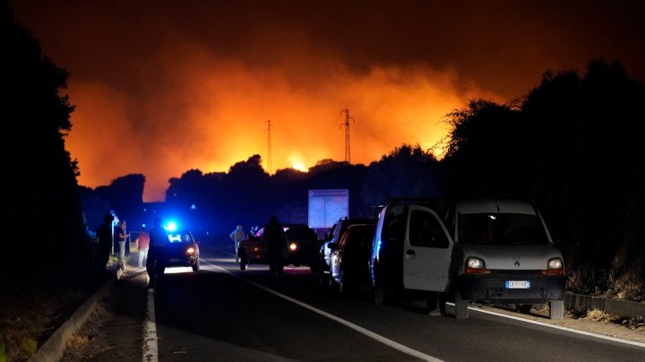 IMAGINI APOCALIPTICE în Sardinia. Italia a cerut ajutorul ţărilor vecine pentru a lupta împotriva incendiilor devastatoare