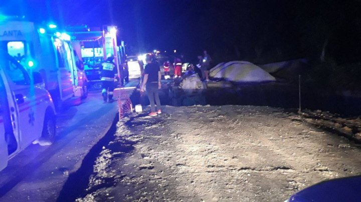 Accident violent la Hînceşti. Două maşini, făcute praf, după ce au căzut într-o groapă pe un drum aflat în reparaţie. Sunt victime (FOTO)